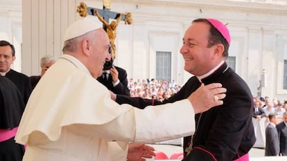 El Papa Francisco recibe en el Vaticano al obispo argentino Gustavo Zanchetta, en junio de 2015. 