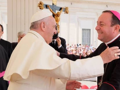 El Papa Francisco recibe en el Vaticano al obispo argentino Gustavo Zanchetta, en junio de 2015.