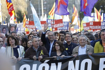 El presidente de la Generalitat, Quim Torra junto a Artur Mas, asiste a la manifestación independentista contra el juicio del 'procés' por el centro de Madrid.