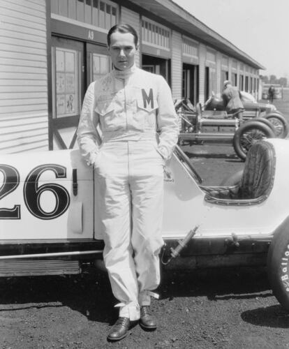 William Haines en el papel de Bill Whipple en la película 'Speedway' (1929).