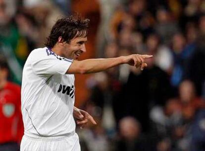 Raúl celebra su gol al Lazio.