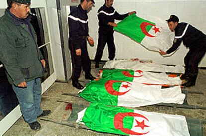 Policías argelinos tapan, en febrero pasado, los cadáveres de civiles asesinados en Berruaghia.