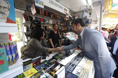 El ministro de Cultura y Deportes, Màxim Huerta, saluda esta mañana a la escritora Almudena Grandes, durante su visita a la Feria del Libro de Madrid.