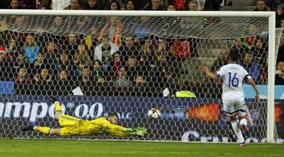El portero de la selección española de fútbol David de Gea detiene un lanzamiento de Einbinder, de Israel, durante el partido clasificatorio para el Mundial de Rusia 2018 disputado en el estadio de El Molinón, en Gijón.