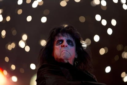 Alice Cooper durante su actuación en un festival de música en 2017.