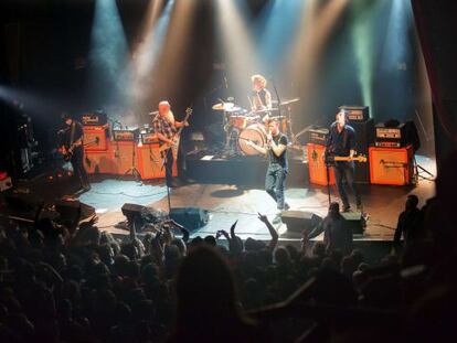 El grupo Eagles of Death Metal, tocando en Bataclan el viernes.