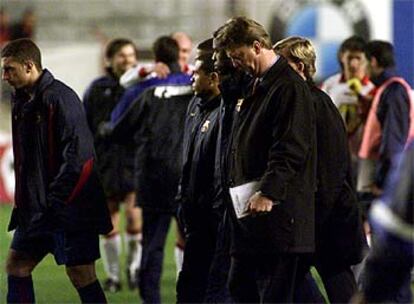 Van Gaal y los jugadores del banquillo del Barça se retiran, tras la derrota, a los vestuarios de Vallecas.
