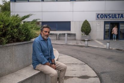 Carlos González, paciente del HM Sanchinarro, en la puerta de las consultas del hospital.

