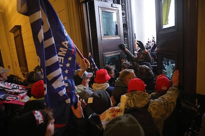 Los manifestantes que apoyan al presidente de los Estados Unidos, Donald Trump, irrumpen en el Capitolio de los Estados Unidos el 6 de enero de 2021 en Washington, DC.