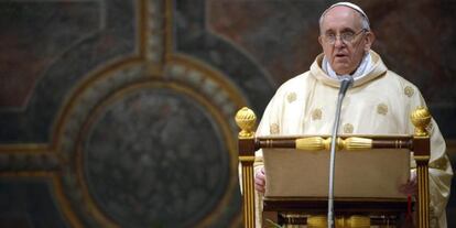 El papa Francisco ofrece la homilía de su primera misa como sumo pontífice, ayer.