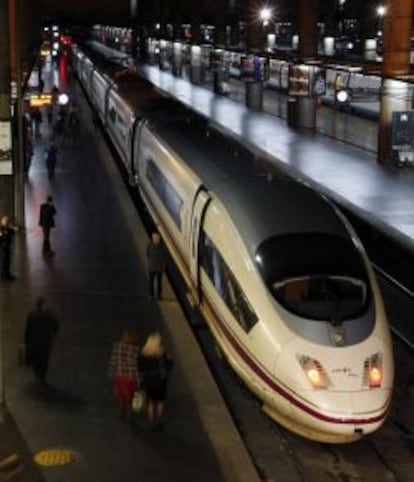 AVE estacionado en la estaci&oacute;n madrile&ntilde;a de Atocha. 