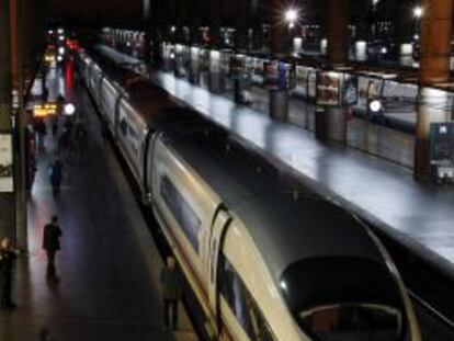 AVE estacionado en la estaci&oacute;n madrile&ntilde;a de Atocha. 