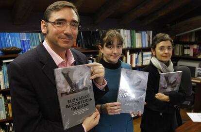 Juan Pardo San Gil, autor del libro sobre la Marina de Guerra Auxiliar; Garazi López de Etxezarreta (centro) y Soco Romano, ayer en la presentación de la obra en San Sebastián. 