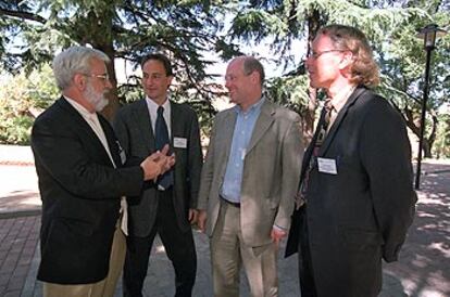 Miguel Ángel Quintanilla conversa con Lars Kluver, Leonard Hennen y Jan Staman, de izquierda a derecha.