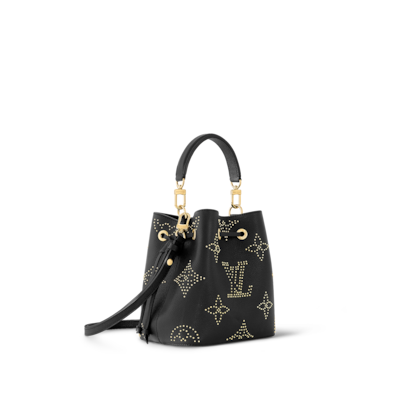 El bolso NéoNoé BB es una de las novedades de Louis Vuitton que incorpora una versión llamativa de su icónico motivo Monogram confeccionado con tachuelas. 2.450 euros