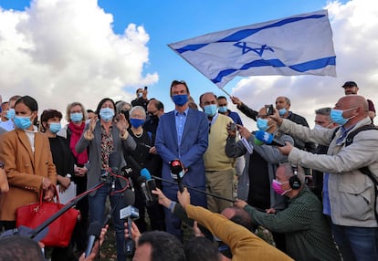 Diplomáticos de la UE y manifestantes nacionalistas israelíes, el lunes en Givat Hamatos (Jerusalén).