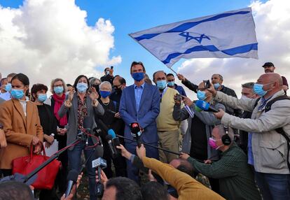 Diplomáticos de la UE y manifestantes nacionalistas israelíes, el lunes en Givat Hamatos (Jerusalén).