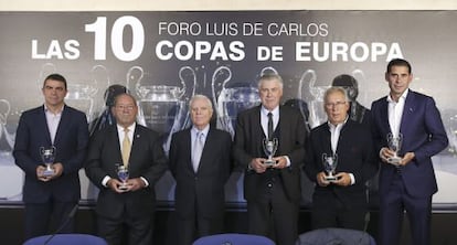 Manuel Sanchís, Paco Gento, a la izquierda, y Fernando Hierro y Amancio Amaro, a la derecha, rodean al secretario de la Junta Directiva Enrique Sánchez y al entrenador, Carlo Ancelotti.