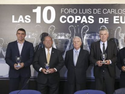 Manuel Sanchís, Paco Gento, a la izquierda, y Fernando Hierro y Amancio Amaro, a la derecha, rodean al secretario de la Junta Directiva Enrique Sánchez y al entrenador, Carlo Ancelotti.