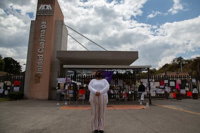 Ana, estudiante y activista, frente al plantón de las instalaciones de la UAM - Cuajimalpa.