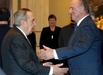 Alfonsín y el Rey Juan Carlos se saludan durante un encuentro en el Palacio de la Zarzuela, en 2004.