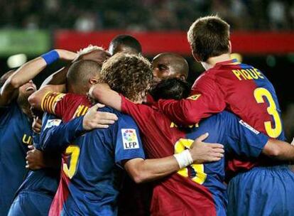 Los jugadores del Barça festejan el sexto gol ante el Valladolid, el 34 en 10 partidos de Liga.