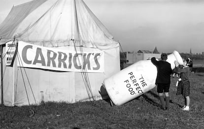 Un ni?o bebe de una botella promocional, en el a?o 1930.  