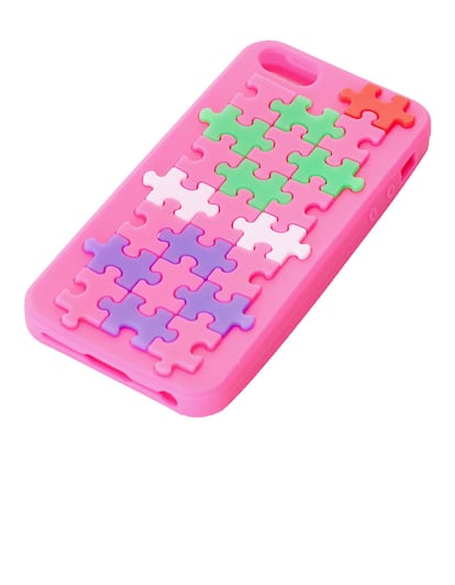 Funda de goma con diseño de puzzle de colores de Stradivarius (5,95 euros).