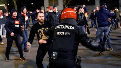 Altercados entre aficionados del Spartak de Mosc&uacute; y la Ertzaintza momentos antes del partido disputado en San Mam&eacute;s. 
 
 