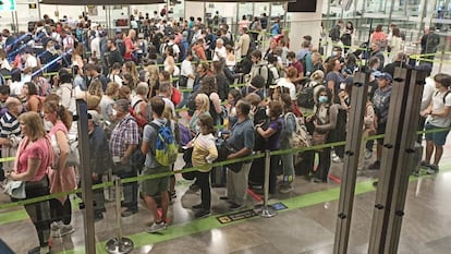 Colas en el control de pasaportes del aeropuerto Adolfo Suárez de Madrid, en junio.