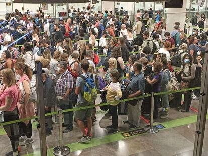 Colas en el control de pasaportes en el aeropuerto de Barajas, el martes.