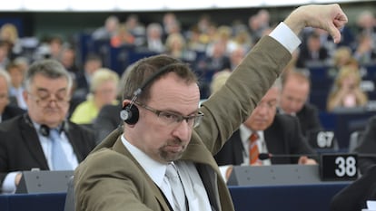 József Szájer vota no Parlamento Europeu em 2013.