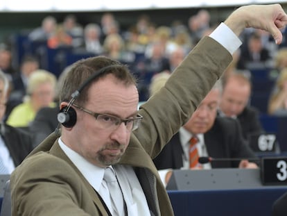 József Szájer vota no Parlamento Europeu em 2013.