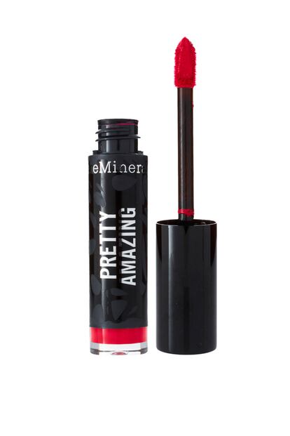 Gloss labial con acabado de barra en rojo intenso de Bare Scentuals. Es el tono Strenght y cuesta unos 20 euros. Lo puedes encontrar en Sephora.