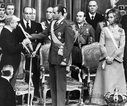 Fotografía de archivo tomada el 22 de noviembre de 1975 de Juan Carlos de Borbón jurando las Leyes ante el presidente de las Cortes, Alejandro Rodríguez de Valcárcel (i), y procalmándose Rey de España.