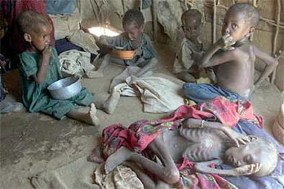 Niños famélicos esperan ayuda en el campo de Danan (Etiopía), en una imagen de 2000.