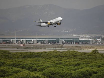 Un avión vuela por el espacio protegido de la Ricarda, en El Prat de Llobregat (Barcelona).