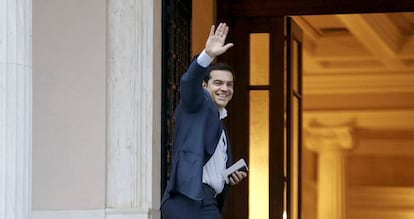 El primer ministro griego, Alexis Tsipras, saluda a los periodistas antes de entrar a la reuni&oacute;n del Consejo de Ministros.