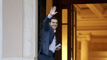 El primer ministro griego, Alexis Tsipras, saluda a los periodistas antes de entrar a la reuni&oacute;n del Consejo de Ministros.