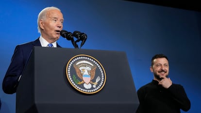 Los presidentes de EE UU, Joe Biden, y de Ucrania, Volodimir Zelenski, en un acto al margen de la cumbre de la OTAN en Washington.