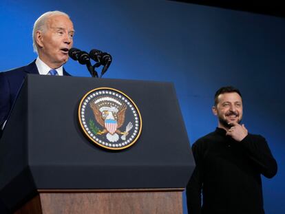 Los presidentes de EE UU, Joe Biden, y de Ucrania, Volodimir Zelenski, en un acto al margen de la cumbre de la OTAN en Washington.