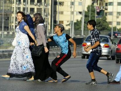 Un grupo de adolescentes acosa a unas mujeres en El Cairo.