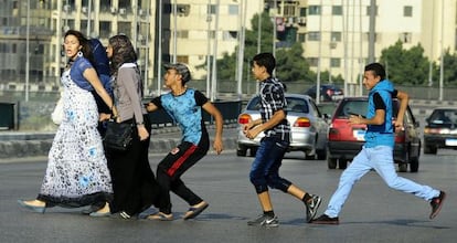 Un grupo de adolescentes acosa a unas mujeres en El Cairo.