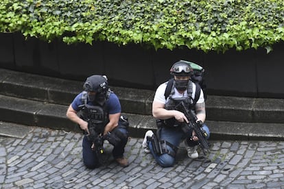 Policías armados en el exterior de las Casas del Parlamento, en Londres.