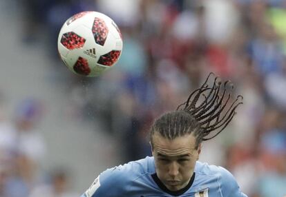 Diego Laxalt golpea el balón de cabeza.