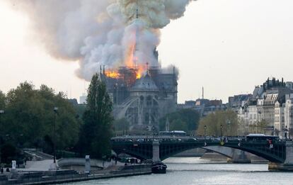 Según los bomberos, el incendio está "potencialmente vinculado" a las obras de renovación del edificio, el monumento histórico más visitado de Europa.