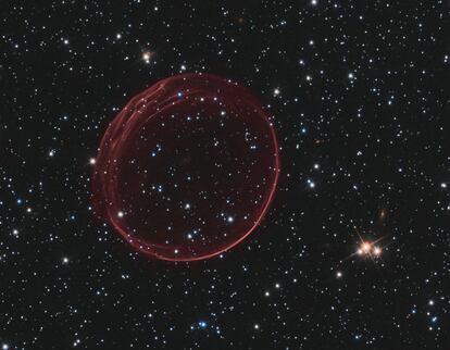 La burbuja de gas denominada SNR 0509-67.5 es el resultado de una explosión de supernova en la Gran Nube de Magallanes, a unos 160.000 años luz de la tierra. Fue fotografiada con la cámara WFC-3 del telescopio `Hubble´ el 4 de noviembre de 2010.