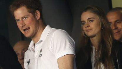 Enrique de Inglaterra y detrás Cressida Bonas.