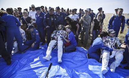 En la plataforma orbital permanecen tres tripulantes: el ruso Alexéi Ovchinin y los estadounidenses Christina Koch y Nick Hague. En la imagen, los tres astronautas recién llegados: desde la izquierda, Anne McClain, Оleg Kononenko y David Saint Jacques, después de ser evacuados.