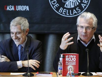 Garz&oacute;n (derecha) y Llamazares, en la presentaci&oacute;n del libro del diputado de IU.